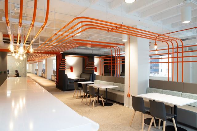 طراحی داخلی یک دفتر کار با لوله های نارنجی