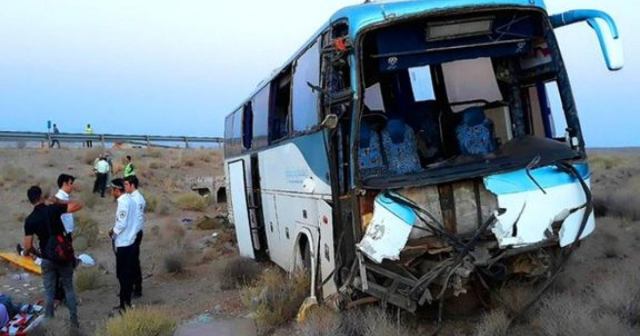 تصادف اتوبوس زائران اربعین با تریلی در جاده خرم‌آباد