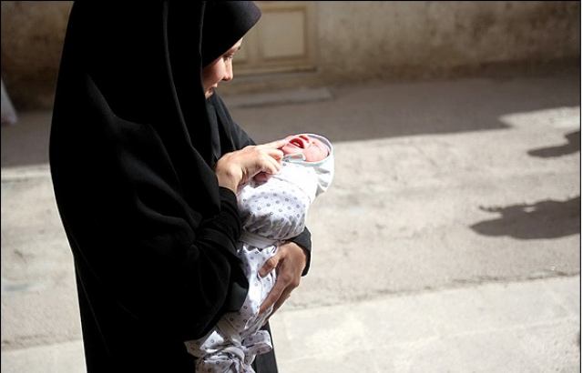 نوزاد سرراهی در فولادشهر به خانواده خود بازگردانده شد