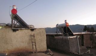 خانه های روستایی رودبار به آبگرمکن‌ های خورشیدی مجهز شدند