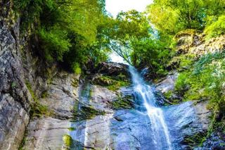 آبشار ماخونتستی از جاذبه های طبیعی گرجستان