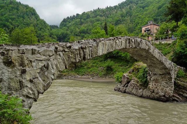 پل ماخونتسی یکی از جاذبه های تاریخی وتوریستی گرجستان