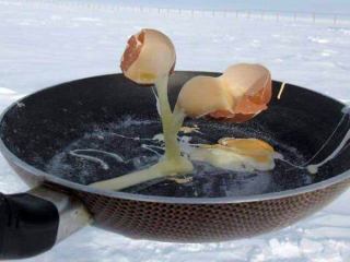 تصویری جالب از پخت تخم مرغ در قطب جنوب