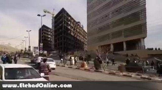 فیلم/ مسئول ارشد دانشگاه آزاد دانشجویان معترض را با خودرو زیر گرفت/ دو نفر مجروح شدند