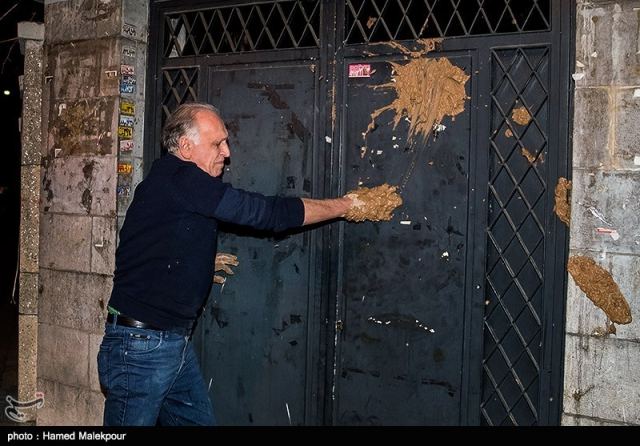 احمد نجفی در اعتراض به بی عدالتی در سینما درب شورای صنفی نمایش را گل گرفت