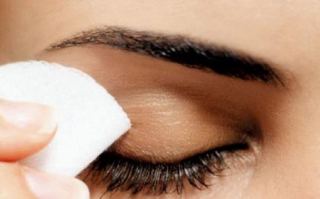 آموزش پاک کردن آرایش چشم با ریمل ضد آب
