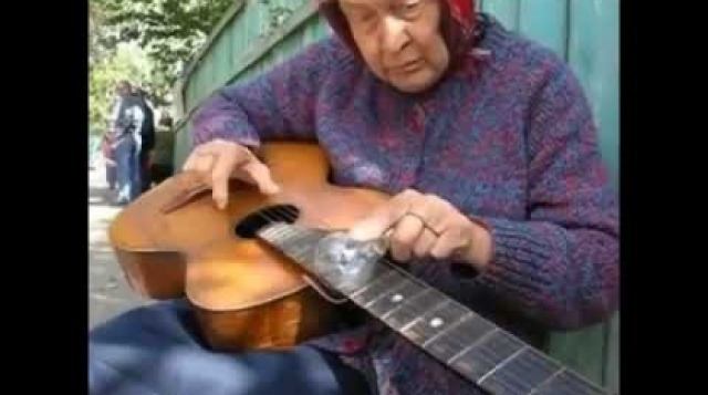 گیتار زدن عجیب مادر بزرگ دوست داشتنی با لامپ!