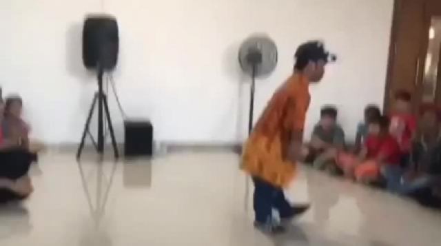 رقص تماشایی مرد کوچک