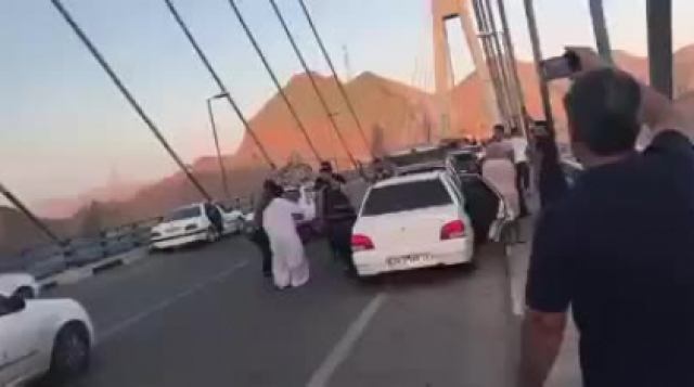 رقص و شادی مردم كنار پل كابلی خوزستان