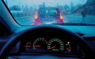 بررسی نکات مهم برای رانندگی در روزهای بارانی