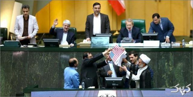 متلک علی لاریجانی به آتش زدن پرچم آمریکا در مجلس