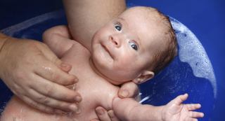 حمام کردن نوزاد همراه با احساس شادی و سرگرمی