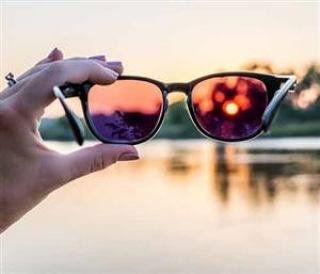 عینک‌ آفتابی استاندارد چه ویژگی‌هایی دارد