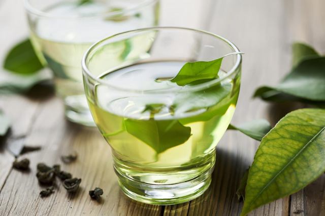 خواص، فواید و عوارض مصرف بیش از حد چای سبز