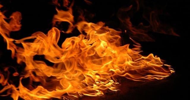 یک مرد خود را مقابل شهرداری تهران به آتش کشید