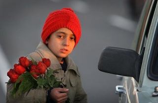 فیلم/ پیمانکار شهرداری 2 کودک دستفروش را مجبور به خوردن گل کرد