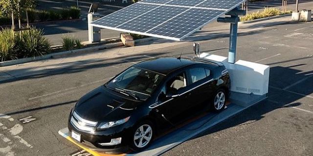 شارژ خودرو با ایستگاه شارژ خورشیدی