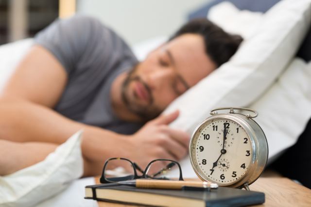 این 7 کار را بعد از بیدار شدن از خواب نباید انجام دهید