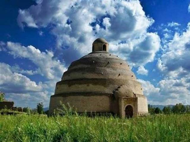فرو ریختن یک یخچال قدیمی بر اثر بارشهای اخیر + تصاویر