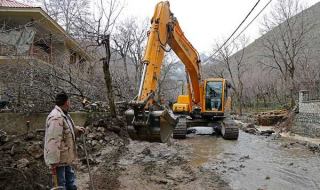 تخریب پل‌های غیرمجاز و رفع تصرفات غیرقانونی از بستر رودخانه آهار + ویدئو