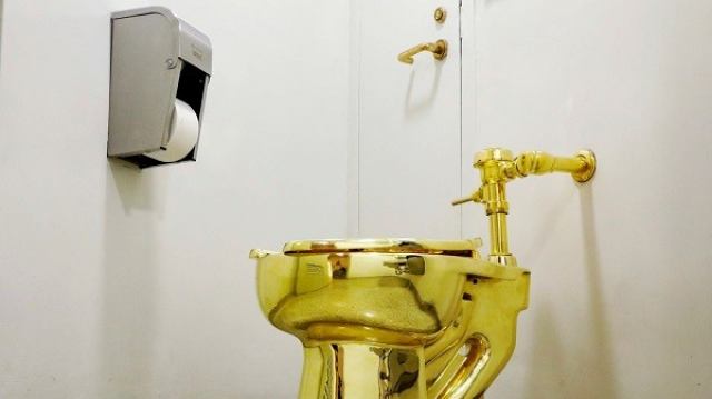 توالتی از جنس طلا در انگلیس
