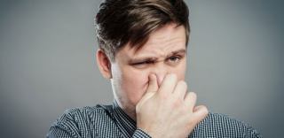 علت بوی بد ادرار چیست و چگونه می‌توان آن را برطرف کرد؟