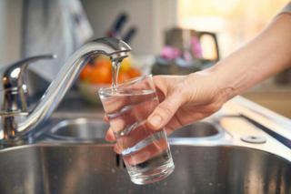 چرا نوشیدن آب باعث کاهش وزن می شود؟
