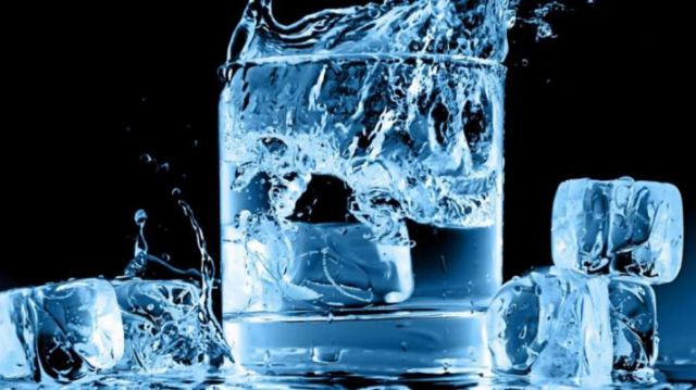 15 ضرر نوشیدن آب یخ برای بدن
