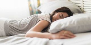 آیا خوابیدن روی شکم برای سلامتی ضرر دارد؟
