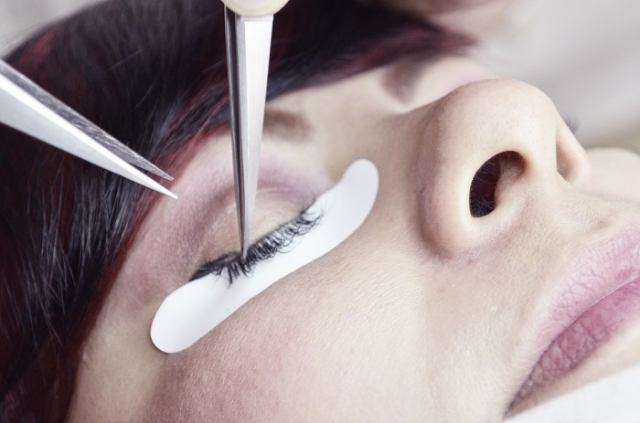 کاشت مژه چیست و چگونه بهترین مرکز کاشت مژه را انتخاب کنیم؟