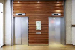 کارکرد آسانسور در اماکن مختلف به چه صورت است؟