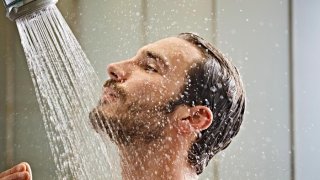 ۱۵ فایده شگفت انگیز دوش آب سرد برای بدن