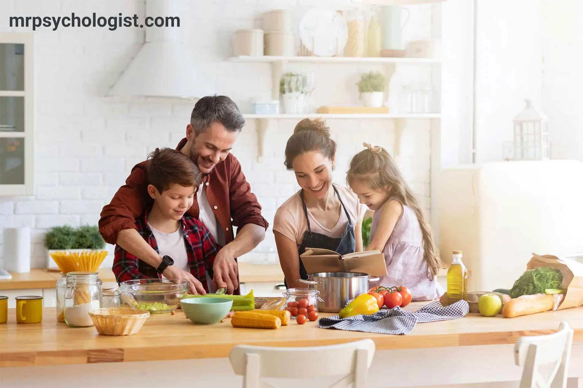 چرا غذا خوردن با اعضای خانواده مفید است؟