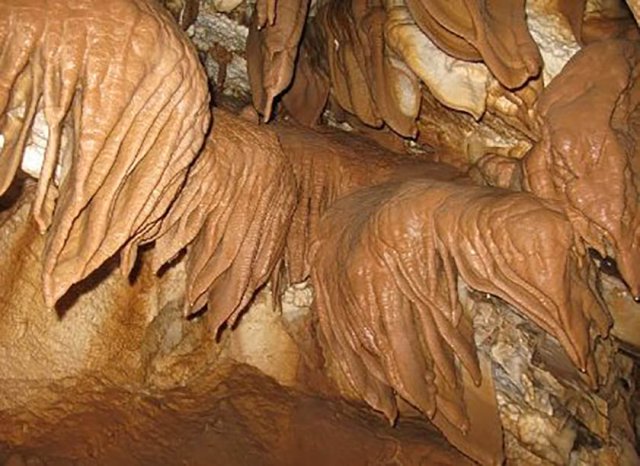 غار دنگزلو اصفهان