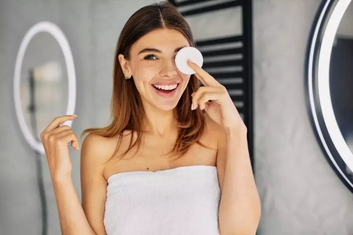 چگونه آرایش خود را پاک کنیم؟ روش هایی برای حذف کامل ارایش از پوست شما