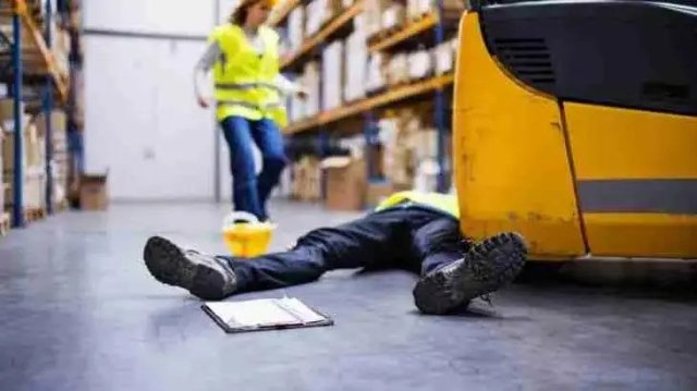 حوادث کار با جک پالت برقی