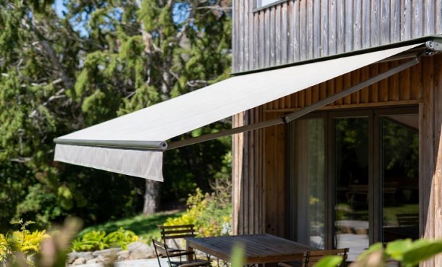 سایبان حیاط برای ایجاد آرامش و استفاده بهتر از فضای باز