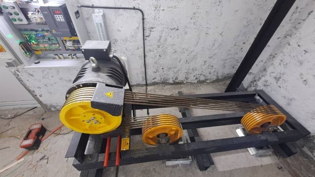 موتور گیرلس آسانسور روسانی 8 نفره توان 8.26kw سرعت 2m/s