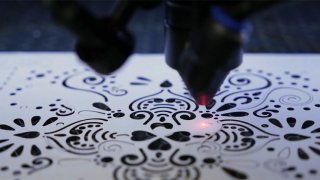 حکاکی لیزری روی فلزات: راهنمای کاربردی و دقیق