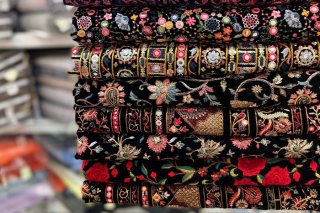 جادوی مخمل و هنر سوزن دوزی: چرا یک کت مخمل سوزن دوزی ضروری است؟