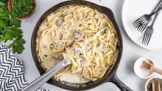 طرز تهیه پاستا آلفردو با مرغ و قارچ و خامه چگونه است؟