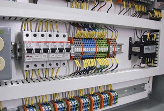 بازار کار و درآمد تابلو برق صنعتی در ایران
