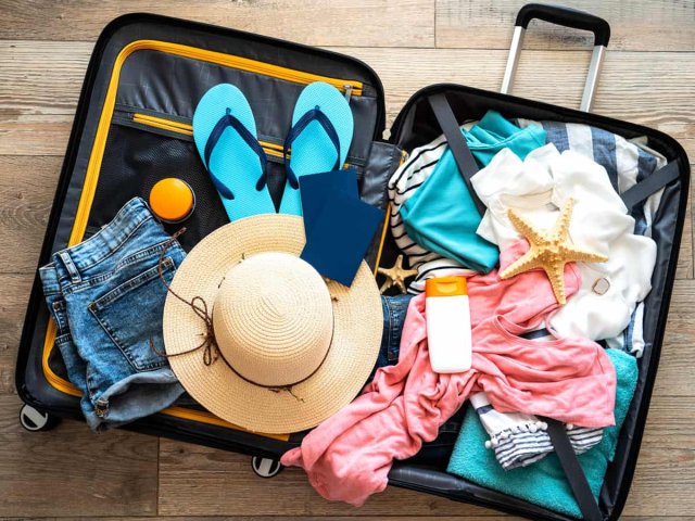 لیست وسایل ضروری سفر برای دختر | چک لیست کامل + گجت‌های هوشمند که نباید فراموش کنید