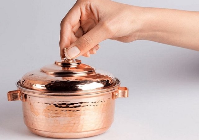 تمیزکردن و شستشوی ظروف پذیرایی فلزی